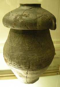 Villanovan bi-conical cinerary urn, Chiesi, Italy, 9-7th centuries BC - source Wikipedia Sailco